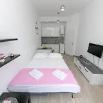 Studio Apartment For 2, Wi-Fi, Kitchenette, Public Parking, Private Entrance