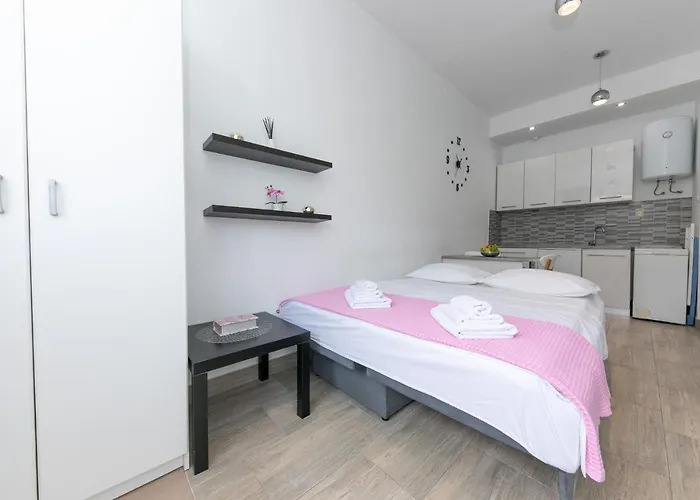 Studio Apartment For 2, Wi-Fi, Kitchenette, Public Parking, Private Entrance