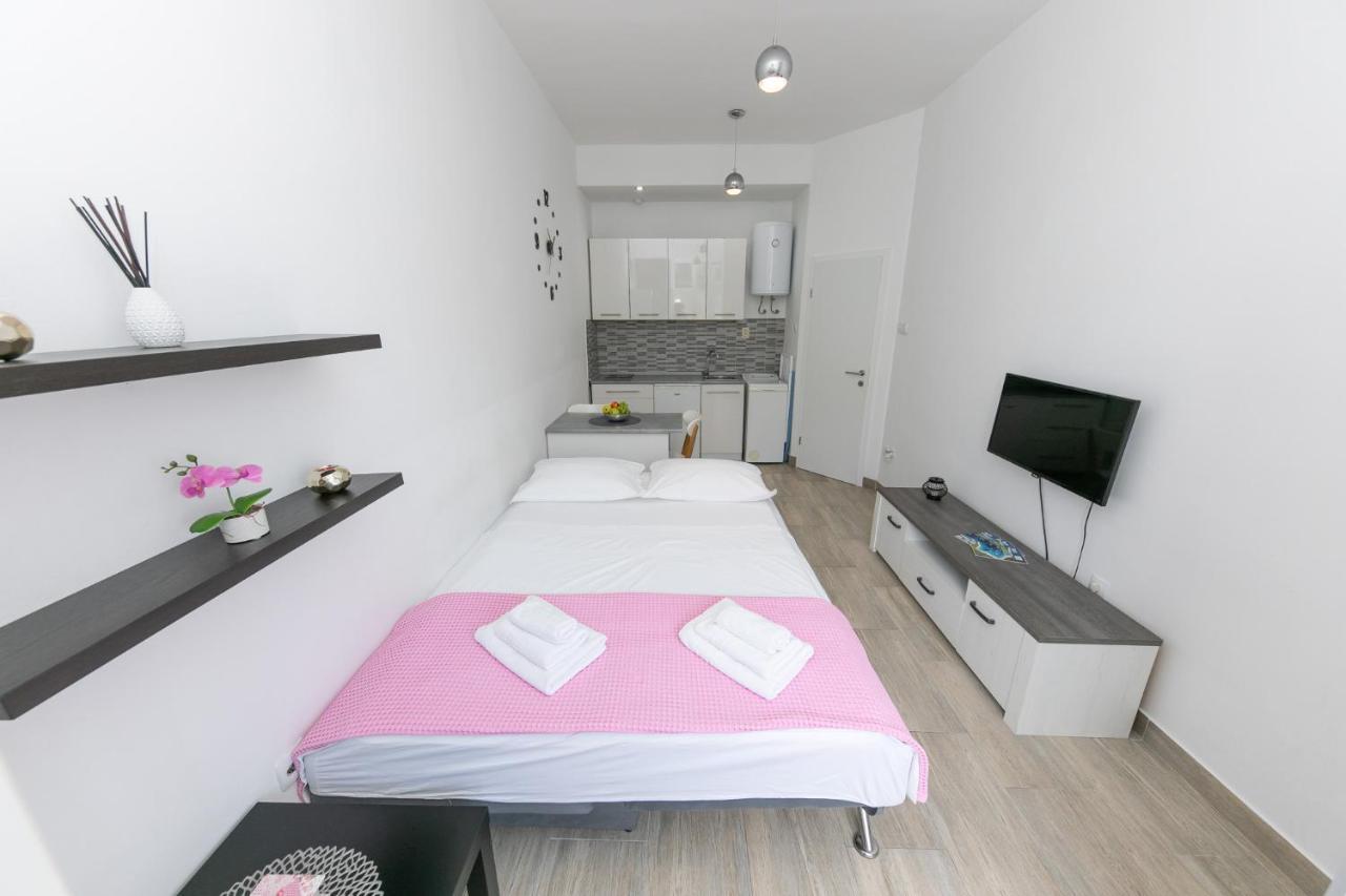 For 2, Wi-fi, Kitchenette, Public Parking, Private Entrance *