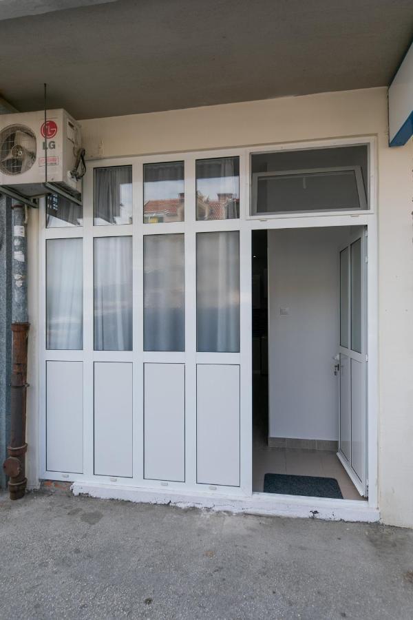 For 2, Wi-fi, Kitchenette, Public Parking, Private Entrance Split