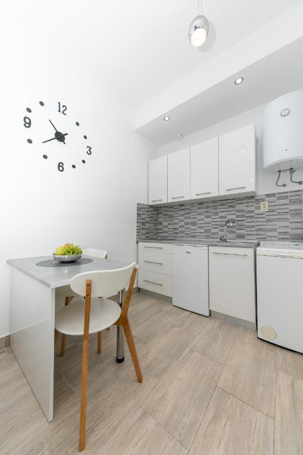 For 2, Wi-fi, Kitchenette, Public Parking, Private Entrance Apartment