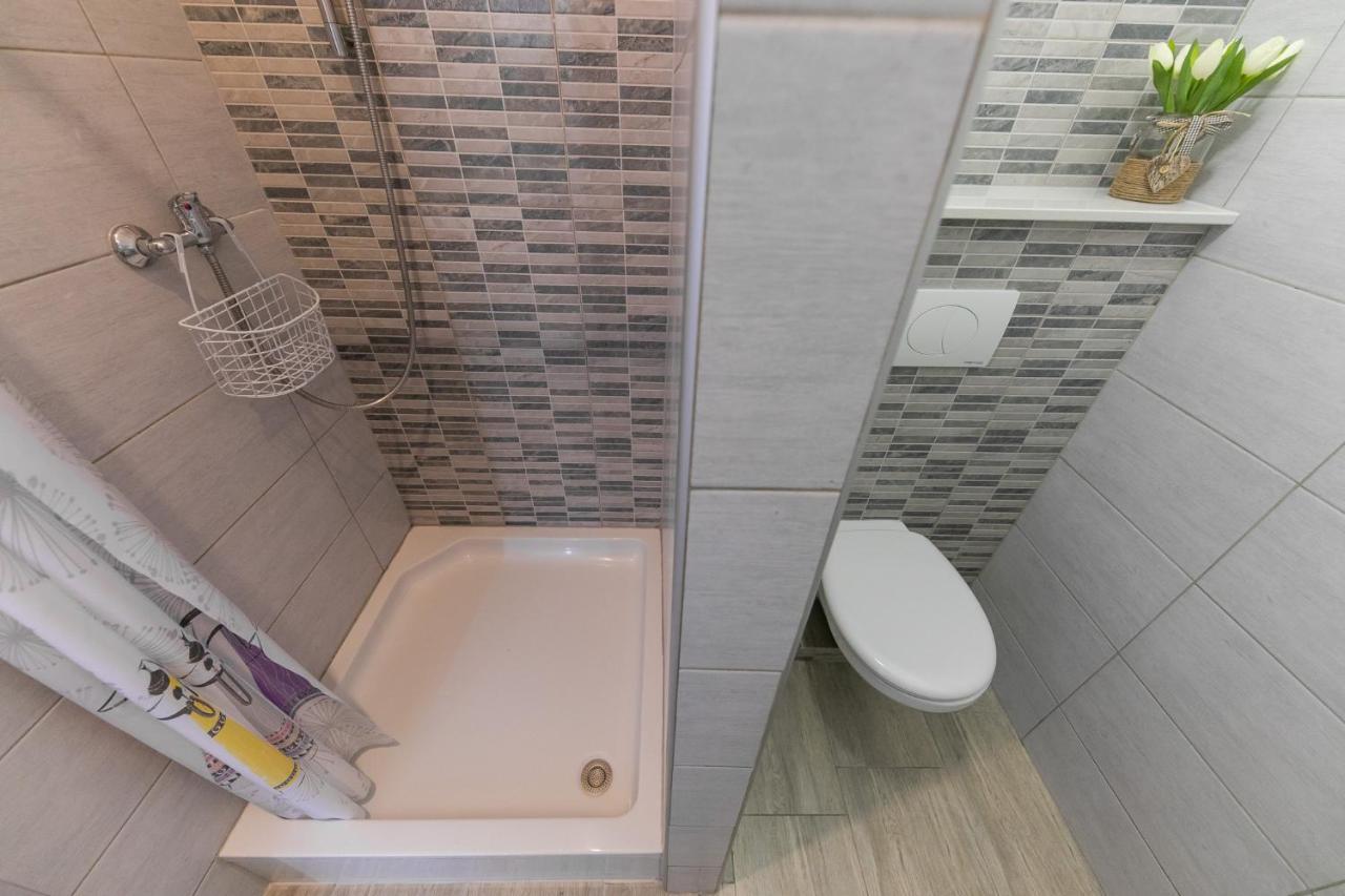 For 2, Wi-fi, Kitchenette, Public Parking, Private Entrance Split