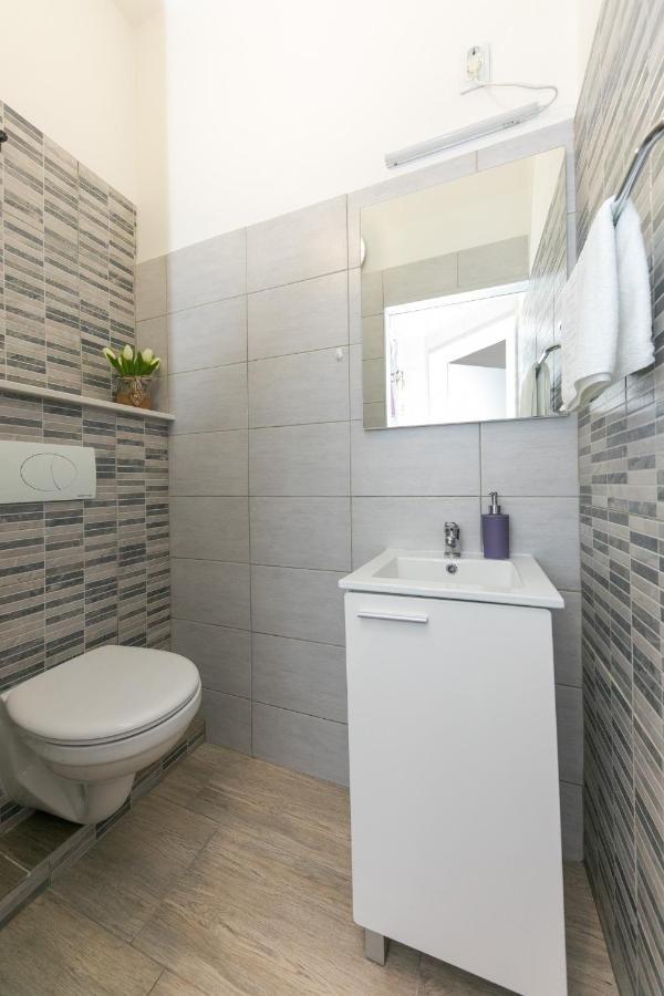 For 2, Wi-fi, Kitchenette, Public Parking, Private Entrance * Split
